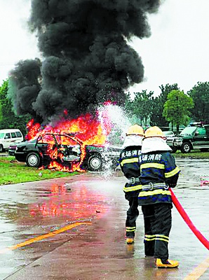 “恐怖分子”停车场实施爆炸
