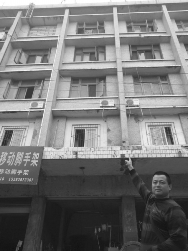 男子疑身绑炸药跳楼在空中爆炸(组图)