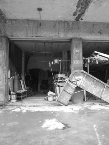 男子疑身绑炸药跳楼在空中爆炸(组图)