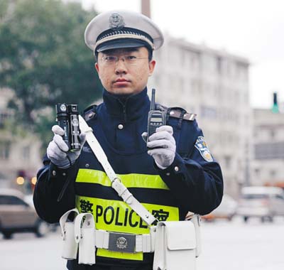 不久前,沈城交警佩戴着新式单警装备亮相,令人耳目一新.