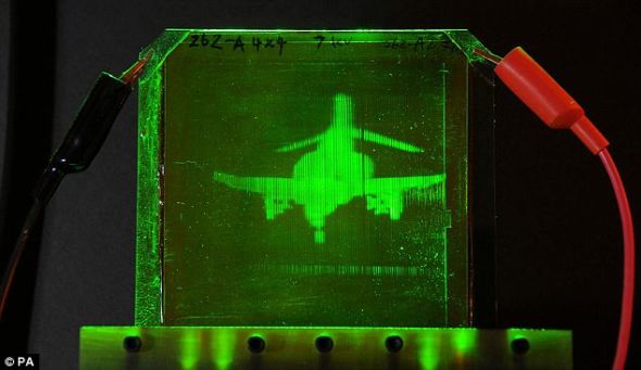 这是一种光致折变聚合体生成的F-4鬼怪喷气机的可刷新全息图，不用3D眼镜就能看到它。
