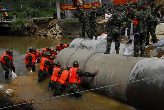 武警水电二总队官兵在浮梁县抢通黄港公路(聂中成摄影)