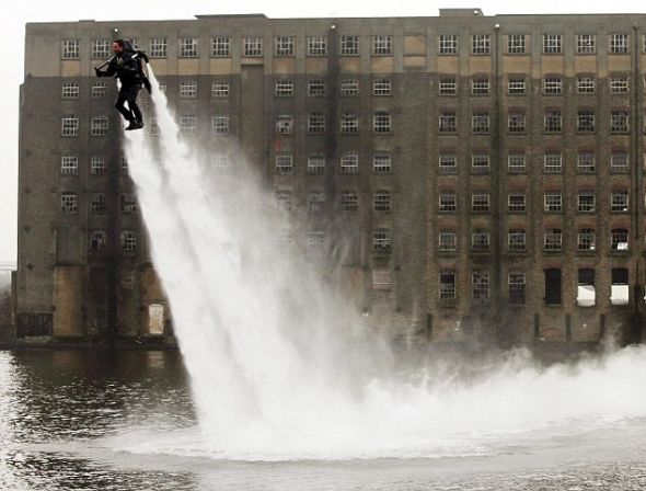 水动力喷射背包“Jetley Flyer”在伦敦泰晤士河上首次亮相，造价11万英镑（约合17万美元）