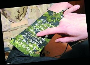 过挂在皮带上的移动键盘系统，就可以控制液体防弹衣。