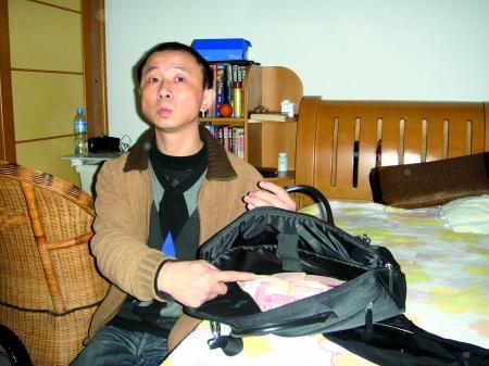 嫌疑人指认被缴获的毒资 嫌疑人指认被缴获的毒资