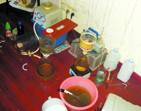 现场查获的制毒设备 现场查获的制毒设备
