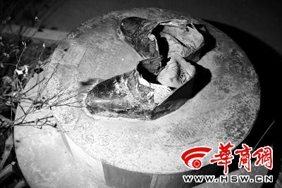被损坏的仿真交警只剩下脚本组图片由本报记者 王警 摄 被损坏的仿真交警只剩下脚本组图片由本报记者 王警 摄