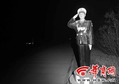 一个没被损坏的仿真交警 一个没被损坏的仿真交警