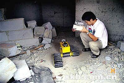 实验人员操作地震救援机器人