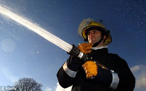 研究人员认为可发出电流束的手持式电棍能够取代传统的消防水龙带。