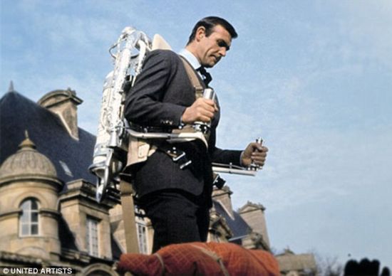 在1965年的邦德电影《雷霆万钧》中，肖恩·康纳利使用贝尔飞行带。这种装置能将一个成年人带起，越过9米高的障碍物，飞行速度也达到了可观的每小时约16公里。但它最大的缺陷在于仅能持续飞行20~30秒，但燃料消耗却非常惊人
