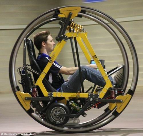 澳设计巨轮电动车 驾驶者成为“车轮沙鼠”