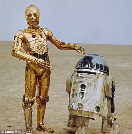 机器人Ecci看起来就像是《星球大战》中的C-3PO，不过是它被扒了皮的版本