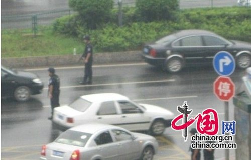图为：警方正在设点盘查过往车辆