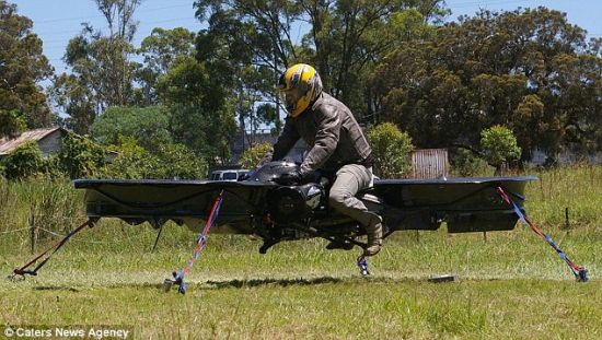 直升机驾驶员克里斯多佛·马洛伊正在试验他的新发明——世界上首辆飞行摩托