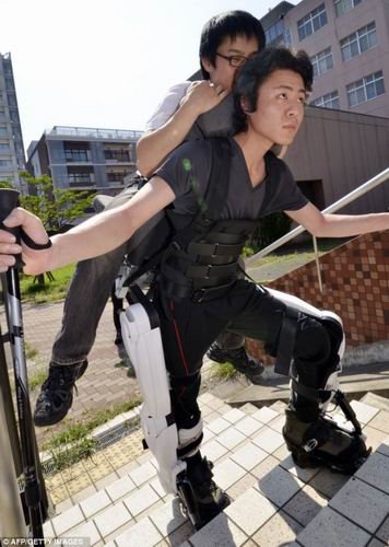 日最新机械套装具超人力量 瘫痪者能攀登山峰