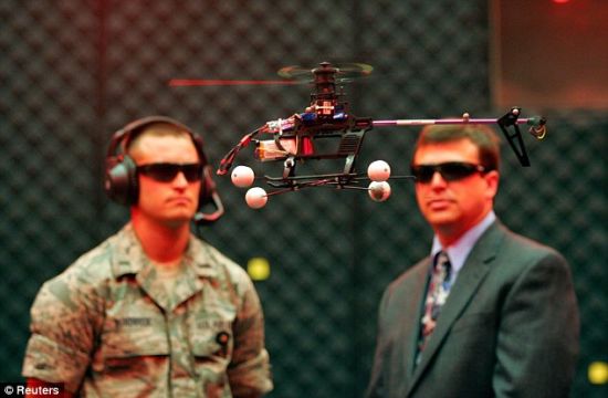 中尉格雷格·桑德贝克(左)和帕克博士目不转睛地盯着一架进行试飞的无人机