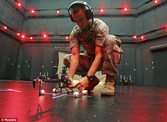 中尉桑德贝克调整电脑控制的无人机，为在赖特-帕特森空军基地的“微型鸟舍”实验室进行的试飞做准备