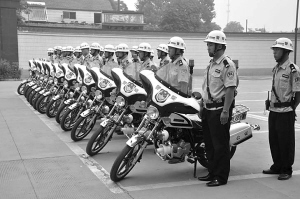 八一建军节前，晋州市公安局将新购置的14辆轻骑警用摩托车，全部配置到基层一线单位。