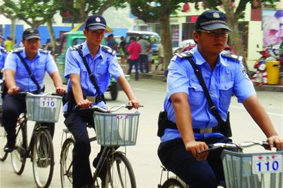 今年以来，莱西警方采用车体小、灵活性强的自行车，作为治安巡逻工具，并为队员购置单警装备、防刺服、对讲机、警棍、强光手电等装备，成立了自行车巡逻队。