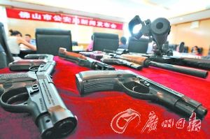 警方展示收缴的枪支与物品。记者龙成通摄 警方展示收缴的枪支与物品。记者龙成通摄