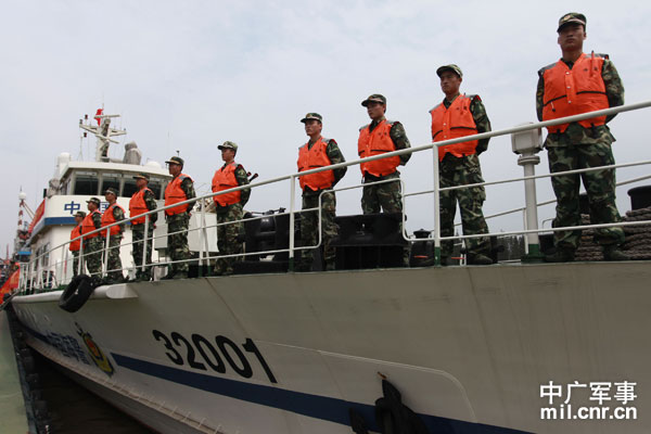 海警32001舰舰艇官兵穿着新配发的救生衣。