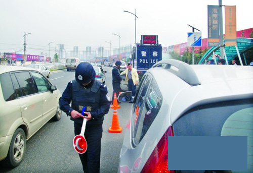 青岛民警正在对车上人员的证件进行检查。