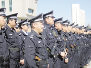 呼和浩特巡警佩枪巡逻
