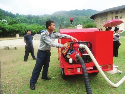 三轮摩托消防车亮相福建龙岩土楼景区