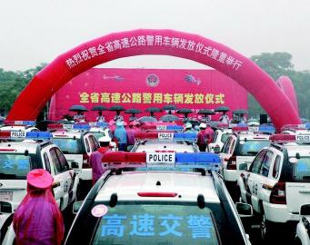 陕西省公安厅79辆警车投入高速公路第一线