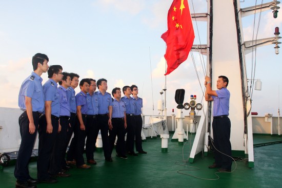 　　10月7日6时许，中国渔政201船的11名渔政人员在朝阳的沐浴下，伴随雄壮的国歌，徐徐升起五星红旗。中秋、国庆长假期间，5艘中国渔政船坚守在钓鱼岛护渔维权第一线。