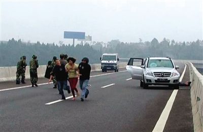 四川劫持犯被催泪弹逼下车遭击毙