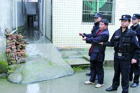 男子戴胸罩