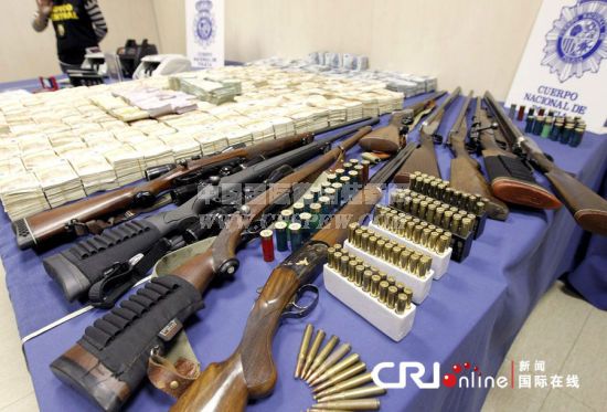 西班牙警方展示搜缴中国黑帮物品