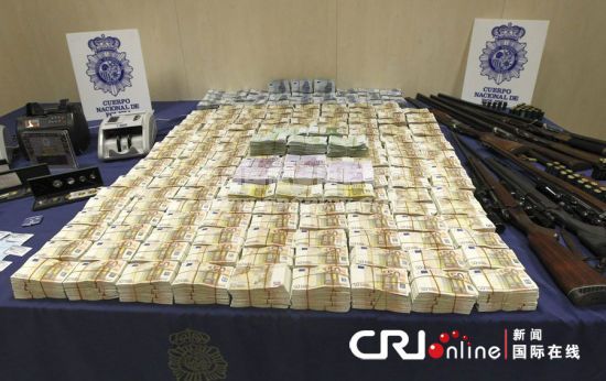 西班牙警方展示搜缴中国黑帮物品