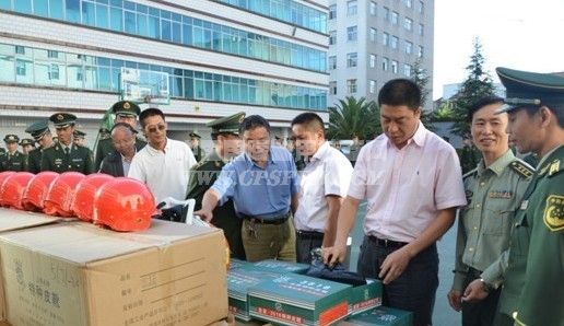 1210件灭火装备送武警玉溪支队