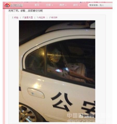女子网上晒警察男友开警车泡温泉