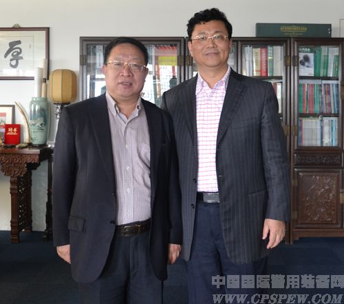 公安部第三研究所所长胡传平（右）与中国公共安全杂志社社长杨金才合影
