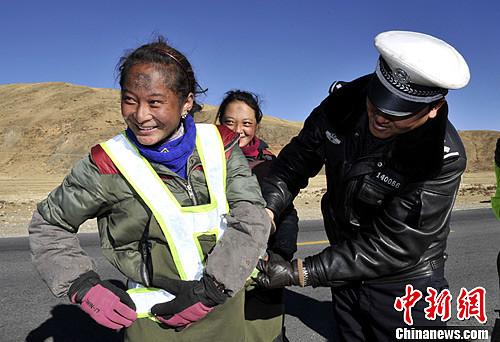 西藏警方免费为朝佛人发反光背心(组图)