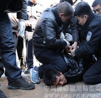 警察制服街头挥刀男