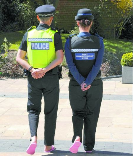 英国警察穿亮粉色凉拖巡逻