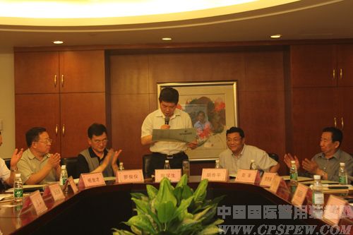 陶军生主任宣读专家库专家名单右起坐者分别为专家库副主任刘辛、胡传平、罗俊仪、杨金才