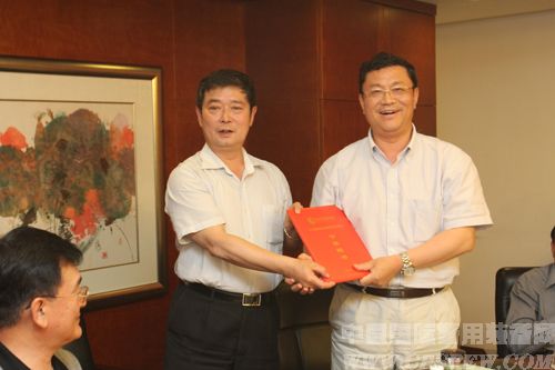 陶军生主任向胡传平所长颁发副主任专家聘书