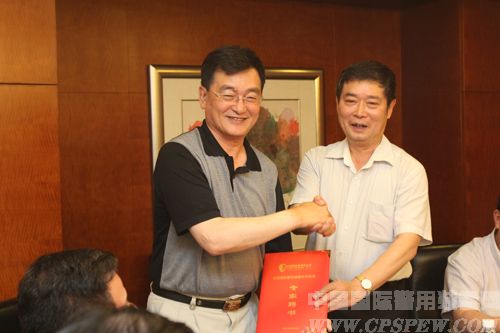 陶军生主任向罗俊仪副理事长颁发专家库副主任聘书