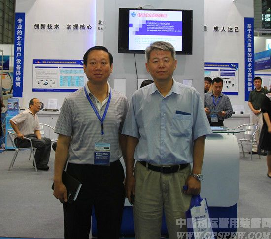 高总与南京市公安局首席科技专家、中国国际警用装备网专家库专家徐行速合影