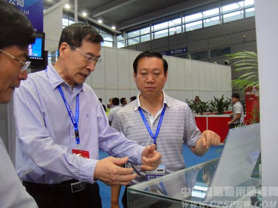 中国卫星定位协会张荣久会长（中）参观公司产品