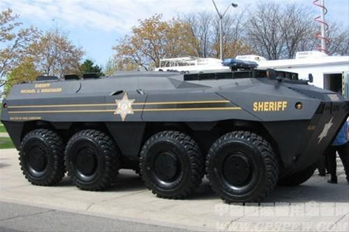 美国特警退役军备当警车
