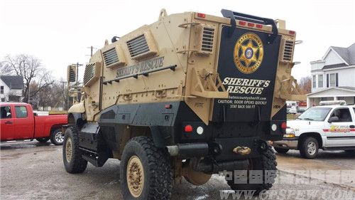 美国特警退役军备当警车