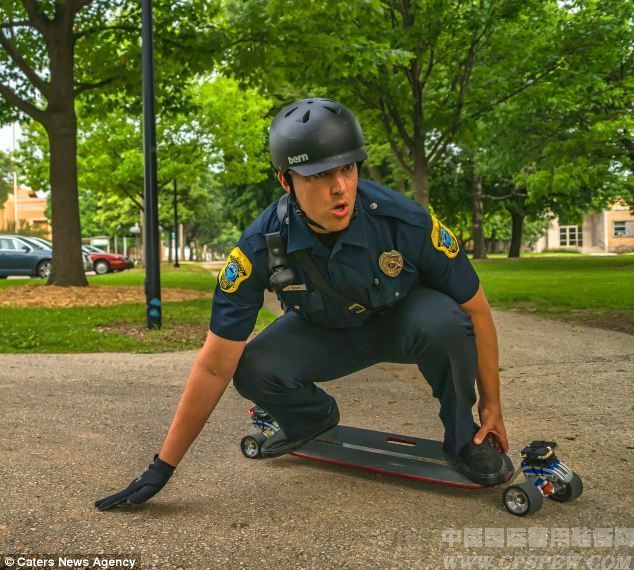美国奇葩警察滑板巡逻