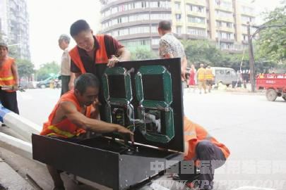 十字路终于有了固定红绿灯